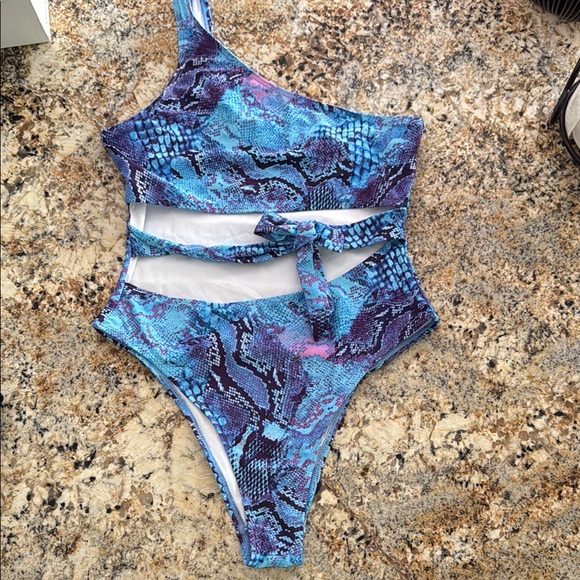 Missguided Blue and Purple One-Shoulder One Piece - Picture 1 of 3